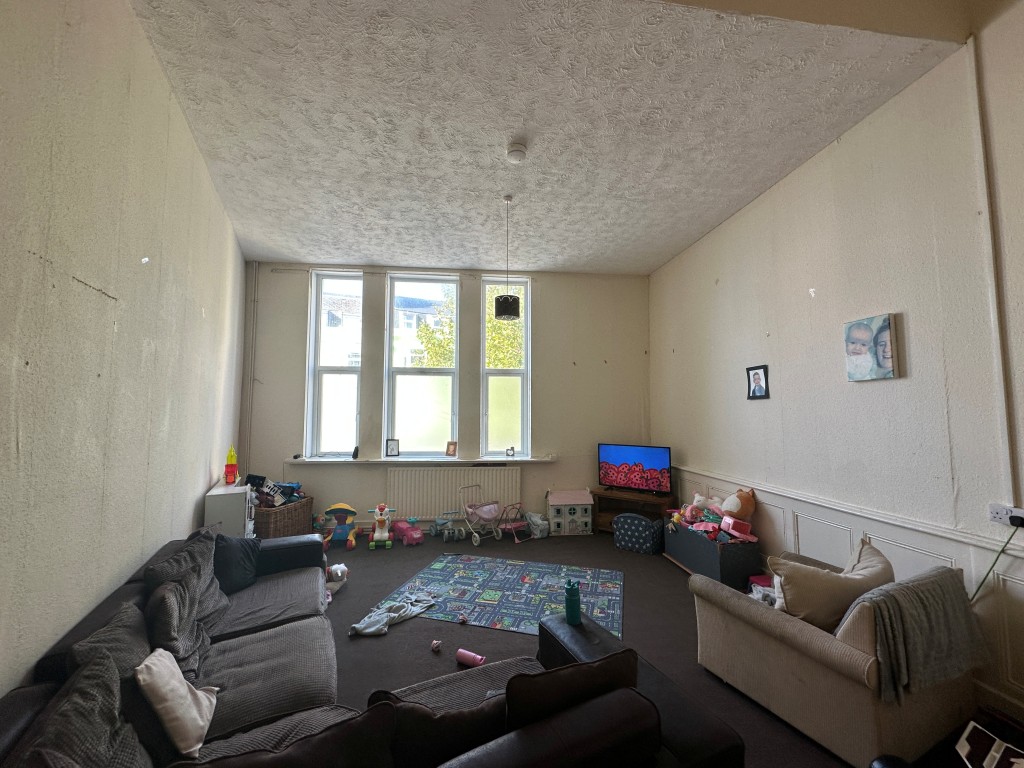 Lot: 66 - FREEHOLD MIXED USE INVESTMENT - Flat 1 Living Room